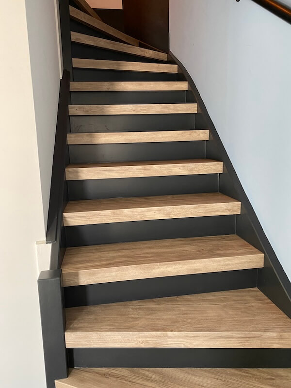 Renovatie dichte trap antraciet met hout