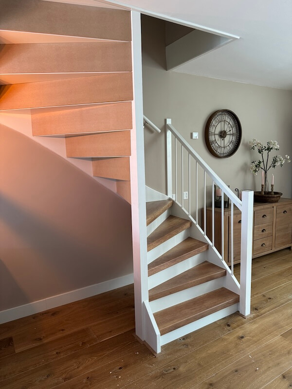 Dichtgemaakte en gerenoveerde open trap