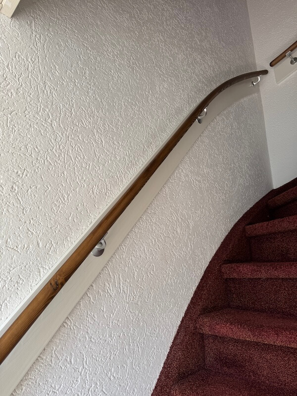 Houten gebogen trapleuning