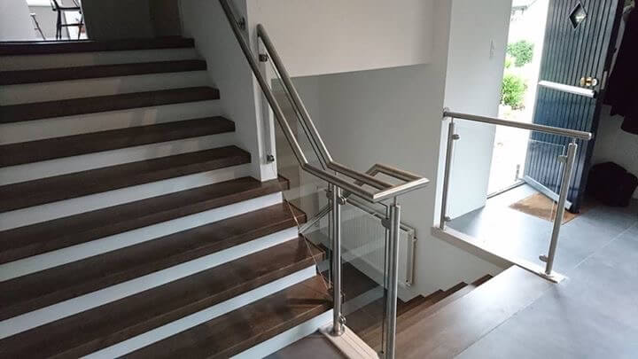 Luxe renovatie trap met rvs trapleuning met glas