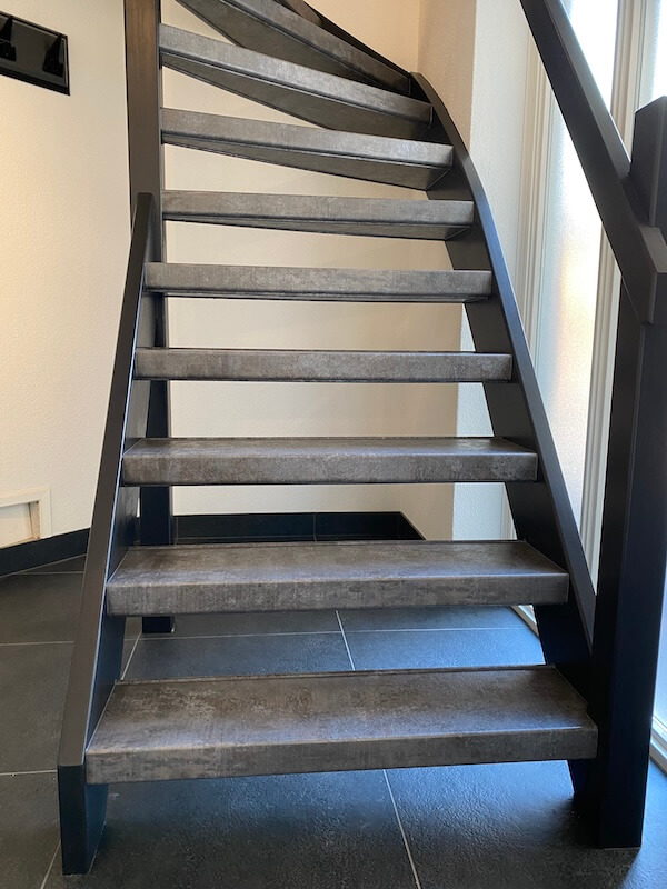 Open trap renovatie met antraciet en betonlook