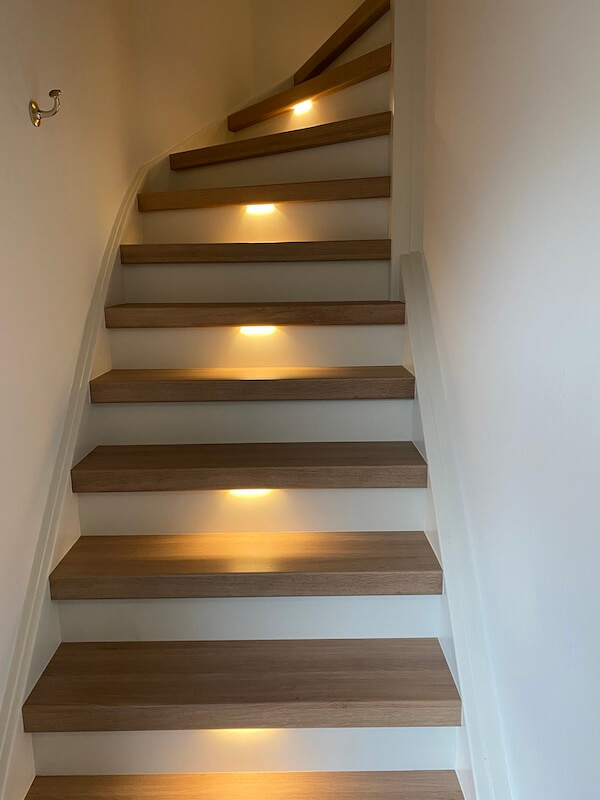 Renovatie trap met overzettreden en verlichting
