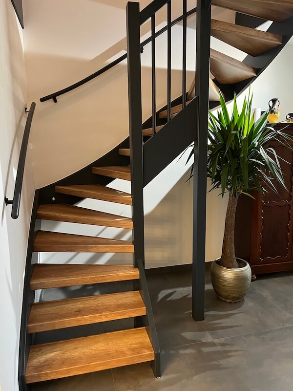 Renovatie van open trap in woonkamer