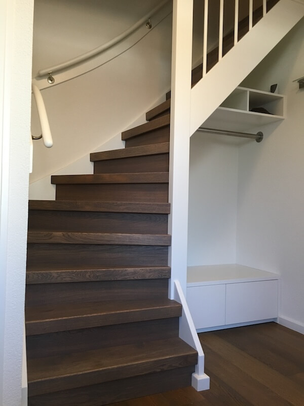 Trap gerenoveerd met hout overzettreden