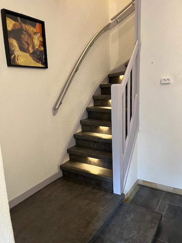 Trap gerenoveerd met trapverlichting