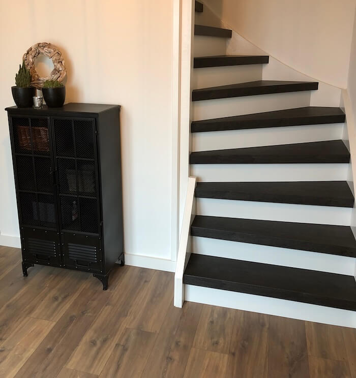 Traprenovatie wit met zwarte overzettreden