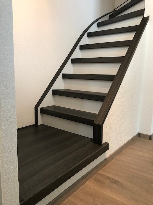 Wit-zwart traprenovatie met HPL